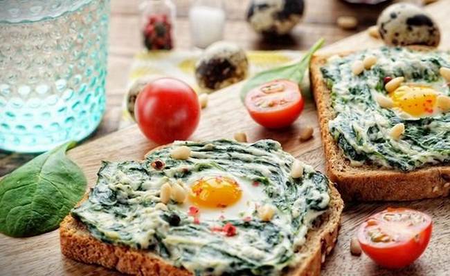 Бутерброд со шпинатом, творожным сыром и перепелиным яйцом