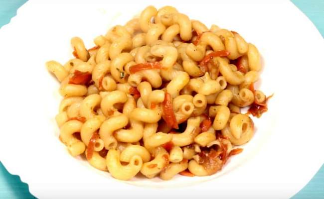Простой рецепт приготовления макарон без мяса с соевым соусом и чесноком