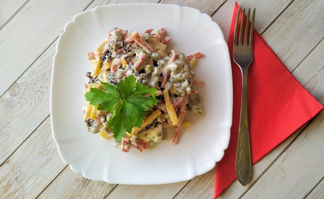 Салат Банкетный с колбасой