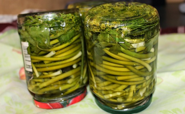 Маринованная черемша целиком