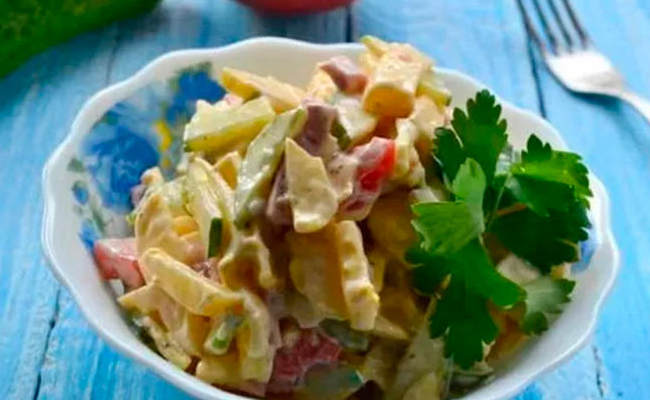 Салат с копчёной колбасой и маринованными шампиньонами