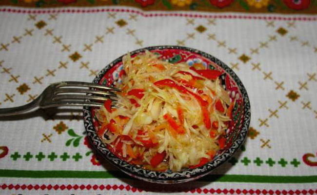Вкусная маринованная капуста с морковью и луком в домашних условиях