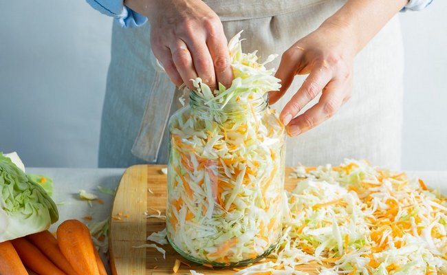 Медовая квашенная капуста с морковью, специями и уксусом