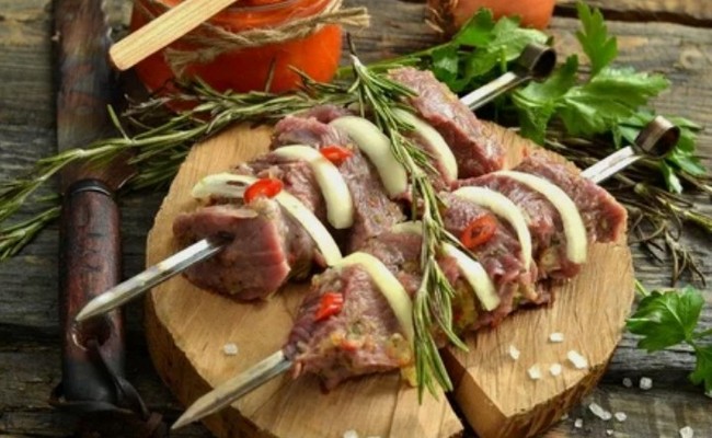 Как сделать маринад для шашлыка из индейки, чтобы мясо было сочным и мягким?