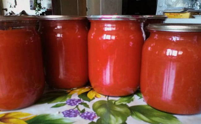 Заливка на зиму из помидоров в собственном соку с луком