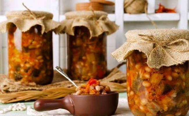 Лечо без стерилизации с баклажанами и белой фасолью