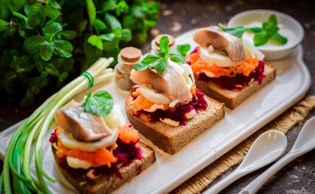 Как приготовить бутерброды Сельдь под шубой на чёрном хлебе